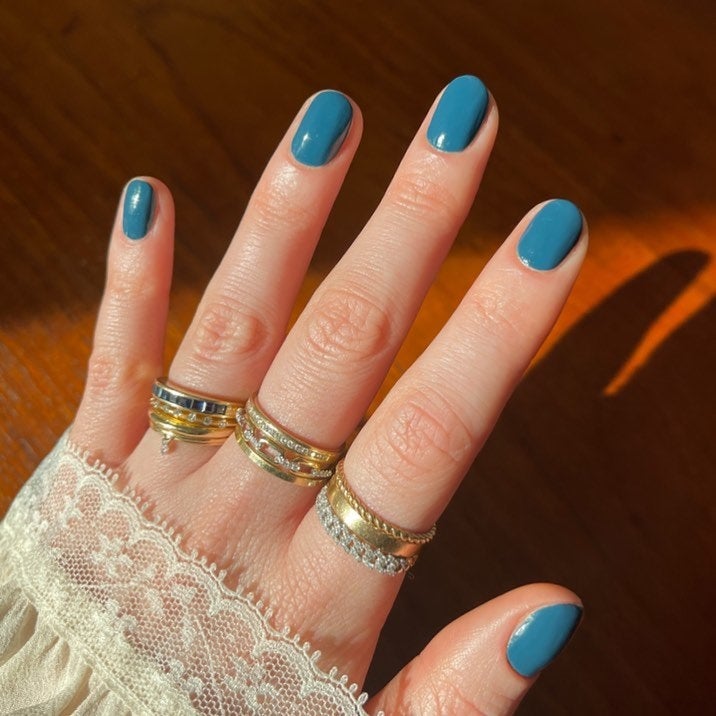 Uñas en azul petróleo. Para las que prefieren manicuras monocolores, otro de los tonos que triunfa esta primavera es el azul petróleo. (Instagram @frecklepusnails).