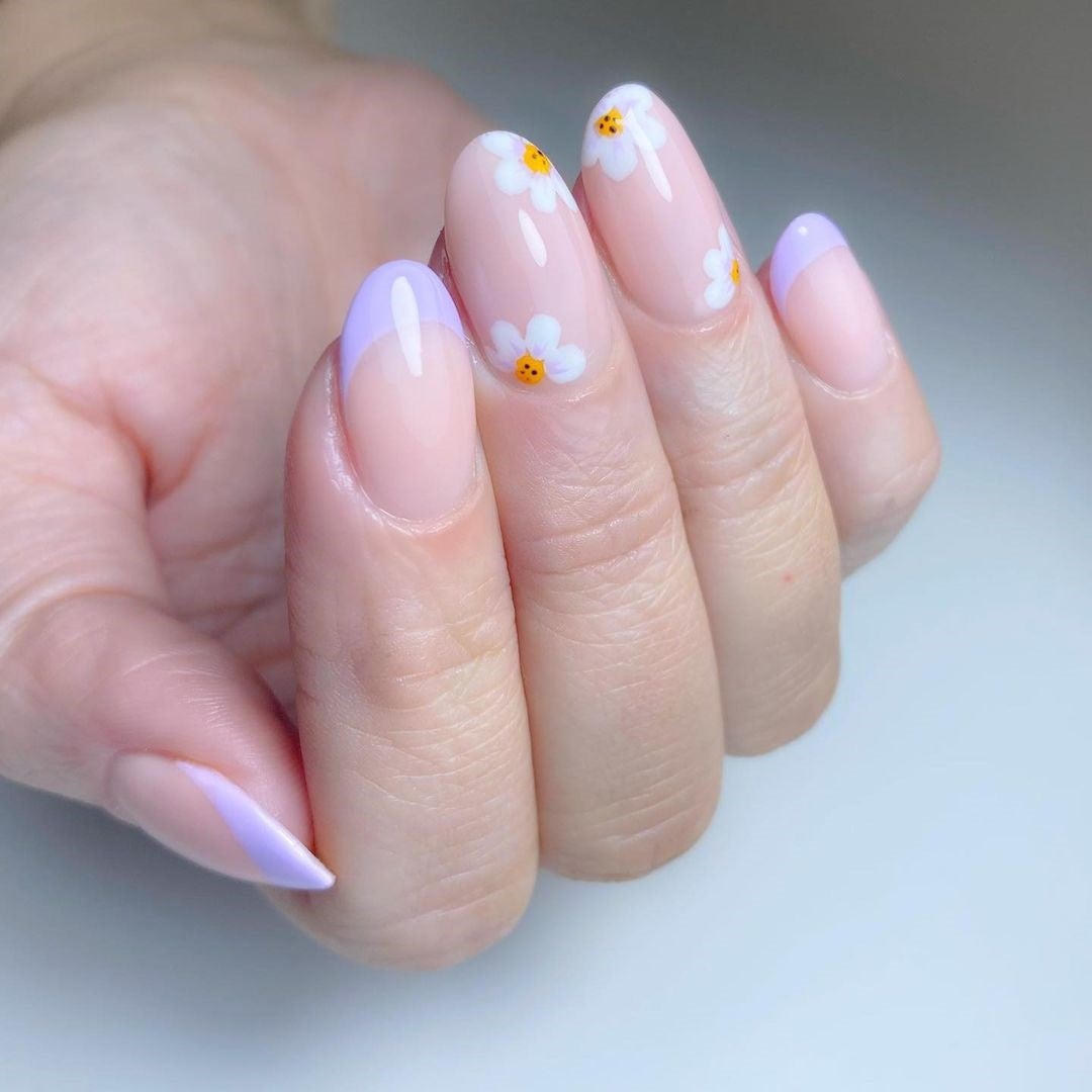 Manicura francesa con margaritas. No hay nada más primaveral que las margaritas. Una forma discreta de lucirlas es una manicura como esta que combina los dibujos con la clásica francesa. (Instagram @glossifyofficial).