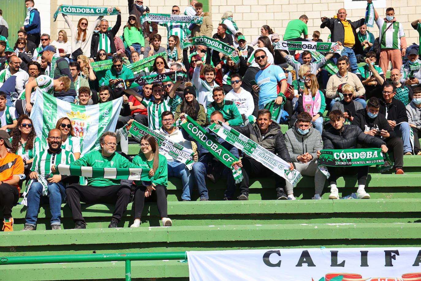 El ambientazo de la afición del Córdoba CF en Cáceres, en imágenes