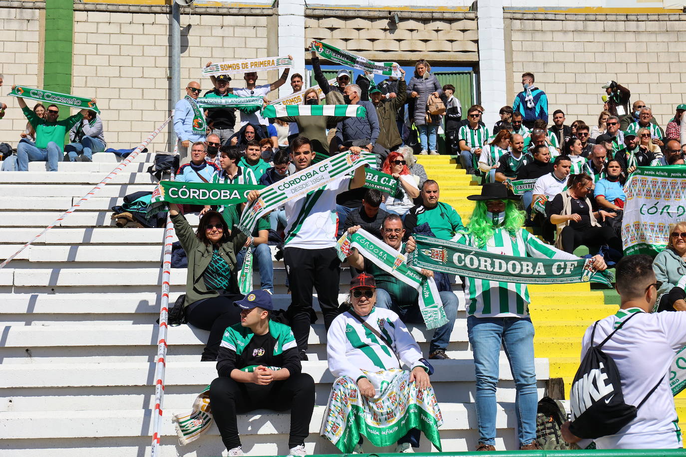 El ambientazo de la afición del Córdoba CF en Cáceres, en imágenes