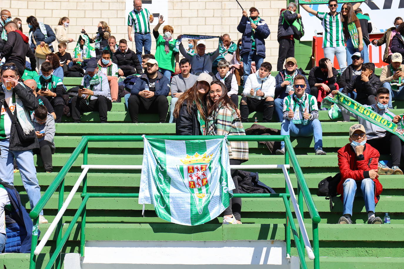 El ambientazo de la afición del Córdoba CF en Cáceres, en imágenes