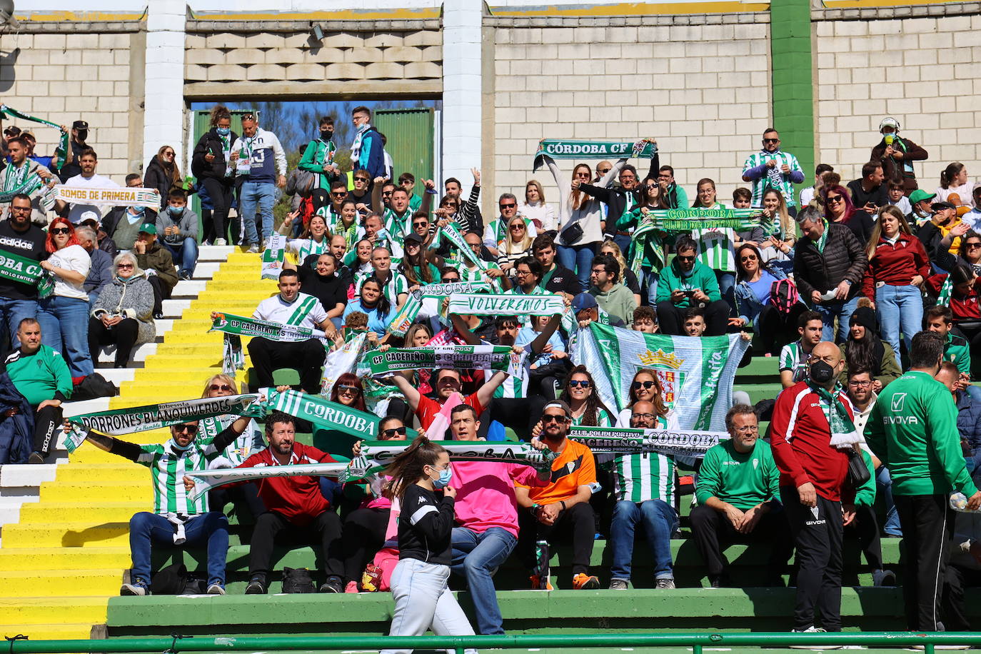 El ambientazo de la afición del Córdoba CF en Cáceres, en imágenes