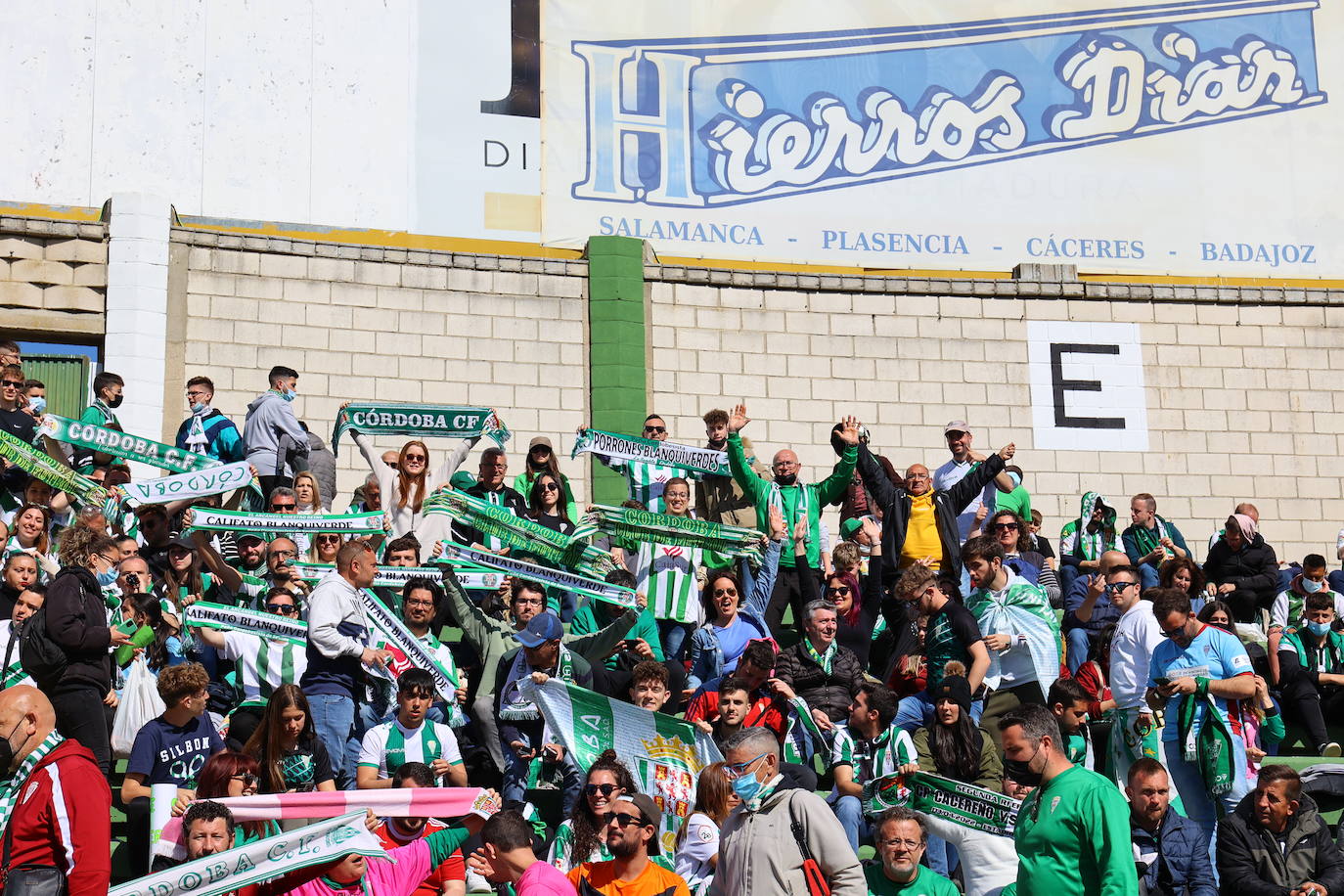 El ambientazo de la afición del Córdoba CF en Cáceres, en imágenes