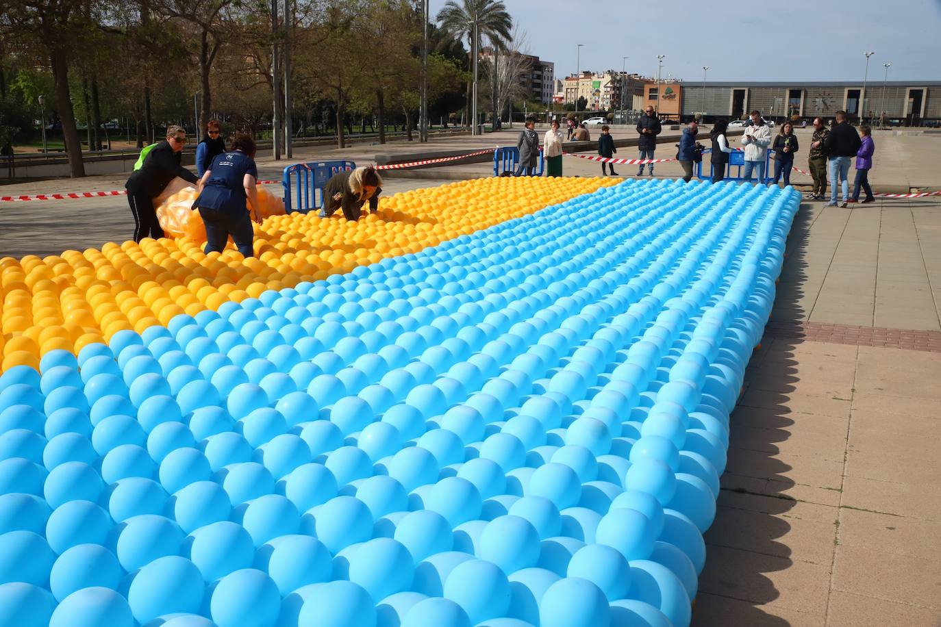 La suelta de globos en apoyo de Ucrania en Córdoba, en imágenes