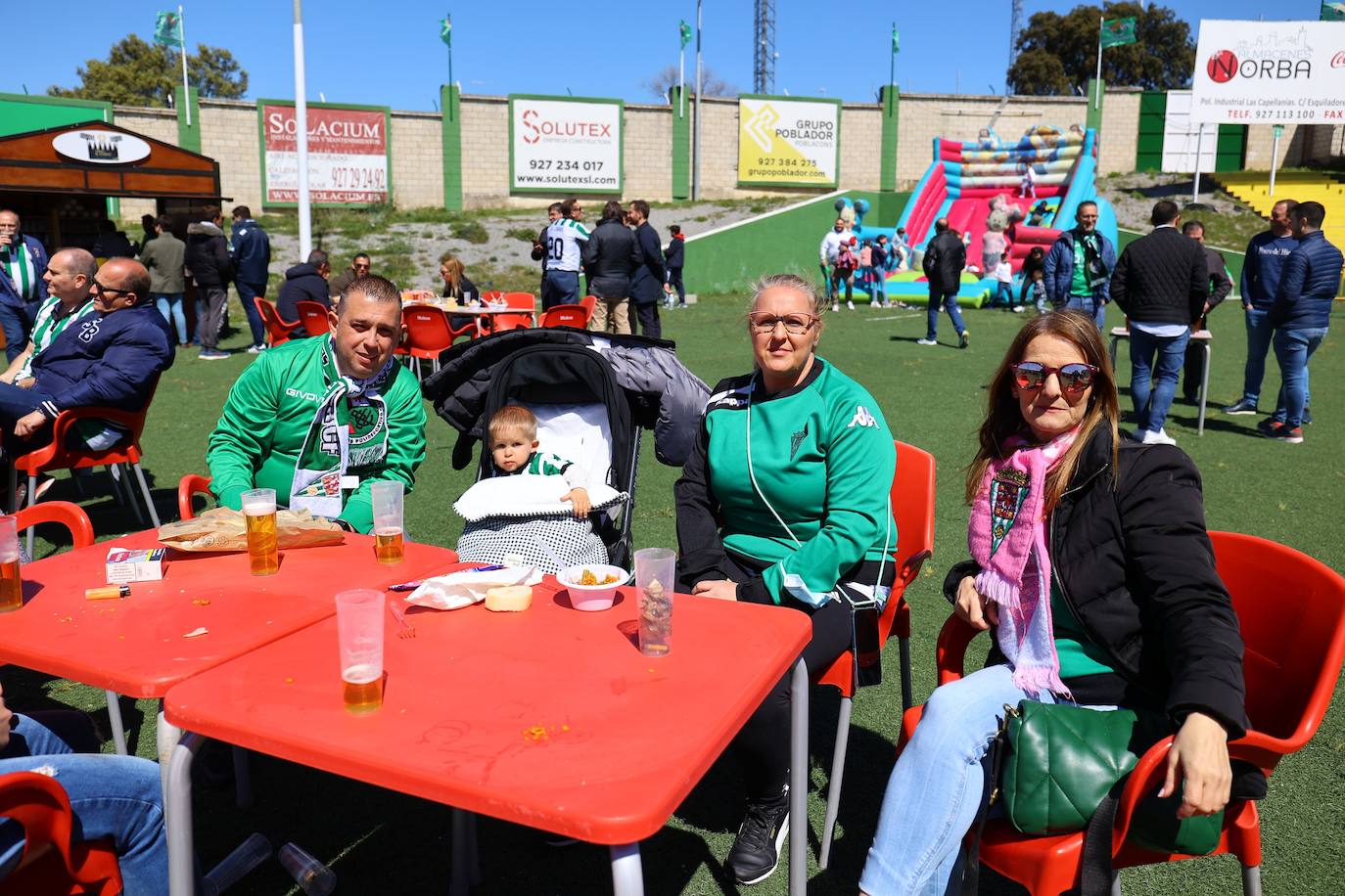 El ambientazo de la afición del Córdoba CF en Cáceres, en imágenes