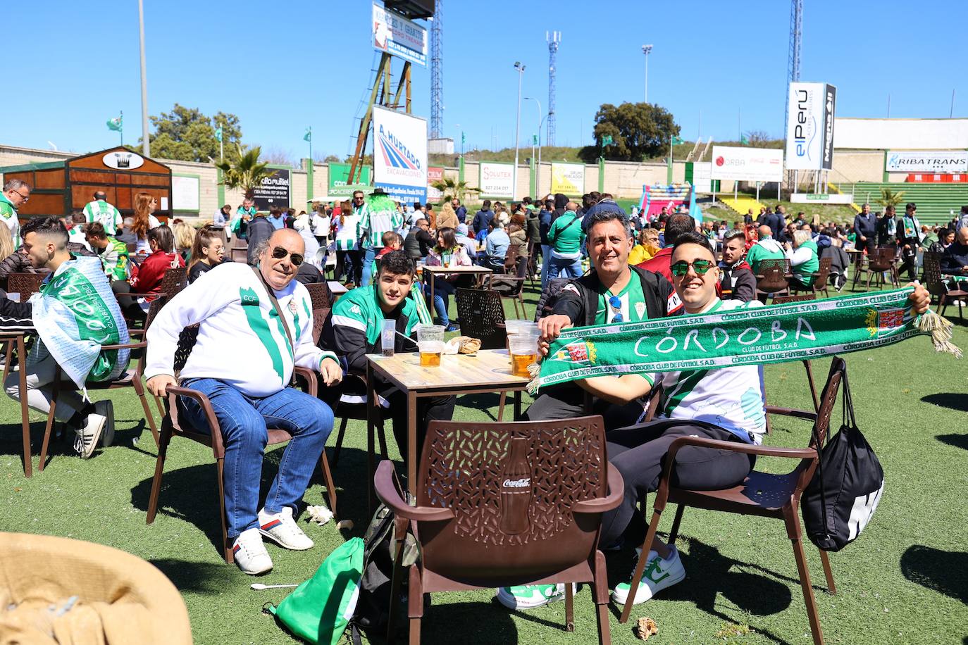 El ambientazo de la afición del Córdoba CF en Cáceres, en imágenes