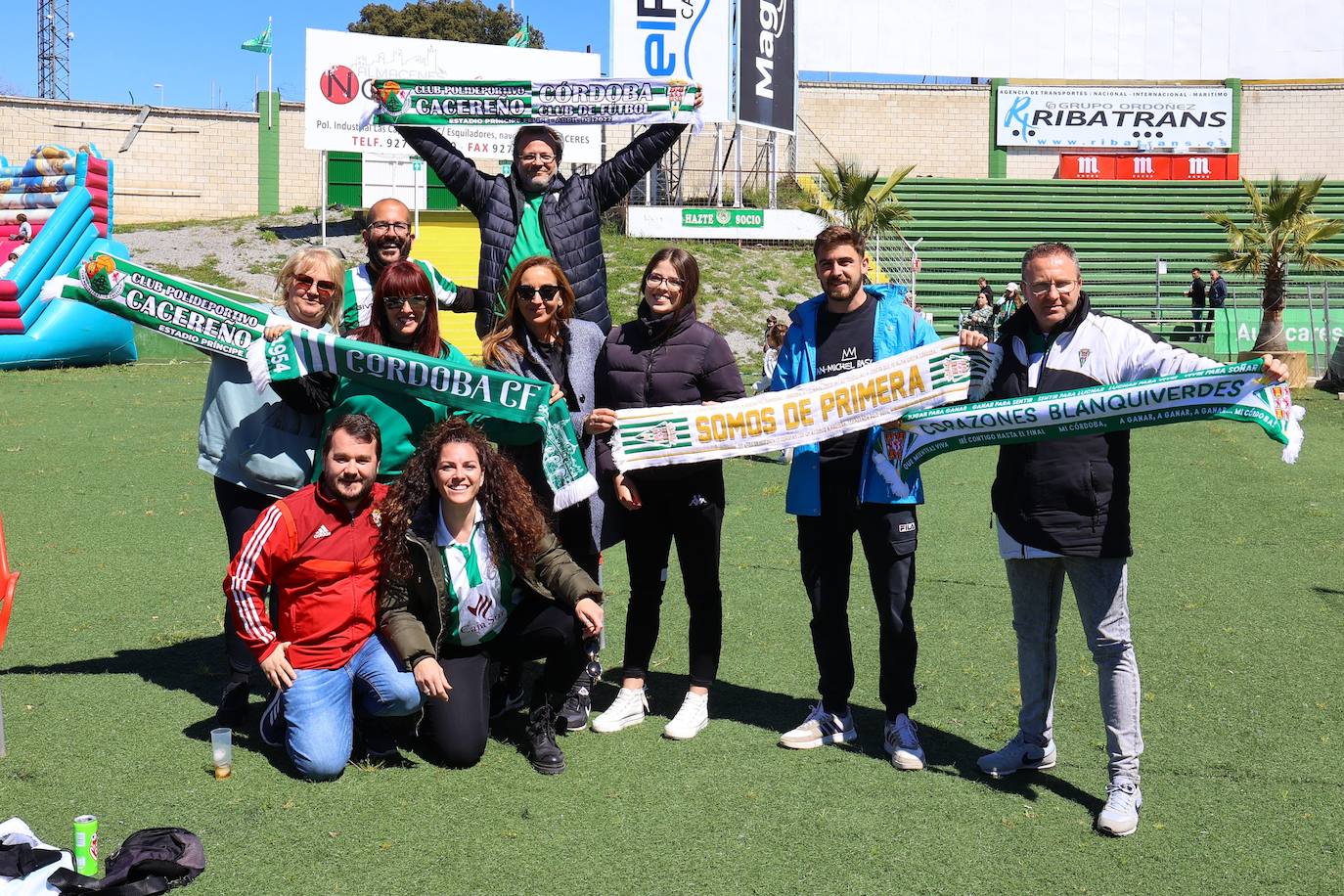 El ambientazo de la afición del Córdoba CF en Cáceres, en imágenes