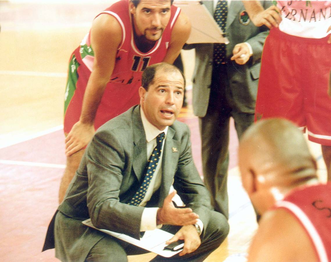 Repaso visual por la vida de Javier Imbroda, primero como entrenador de baloncesto y luego como consejero de Educación y Deportes. AGENCIAS / ABC