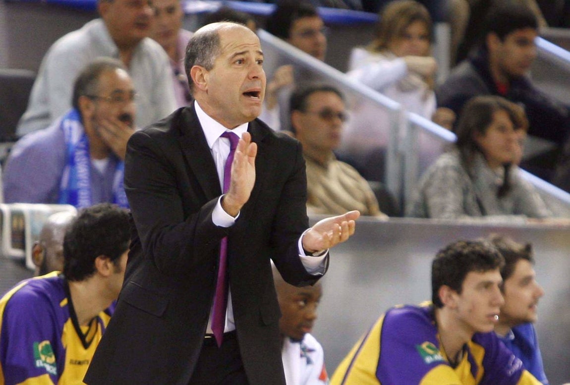 Repaso visual por la vida de Javier Imbroda, primero como entrenador de baloncesto y luego como consejero de Educación y Deportes. AGENCIAS / ABC