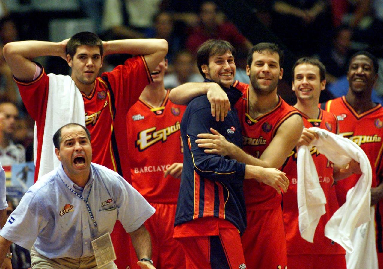 Repaso visual por la vida de Javier Imbroda, primero como entrenador de baloncesto y luego como consejero de Educación y Deportes. AGENCIAS / ABC