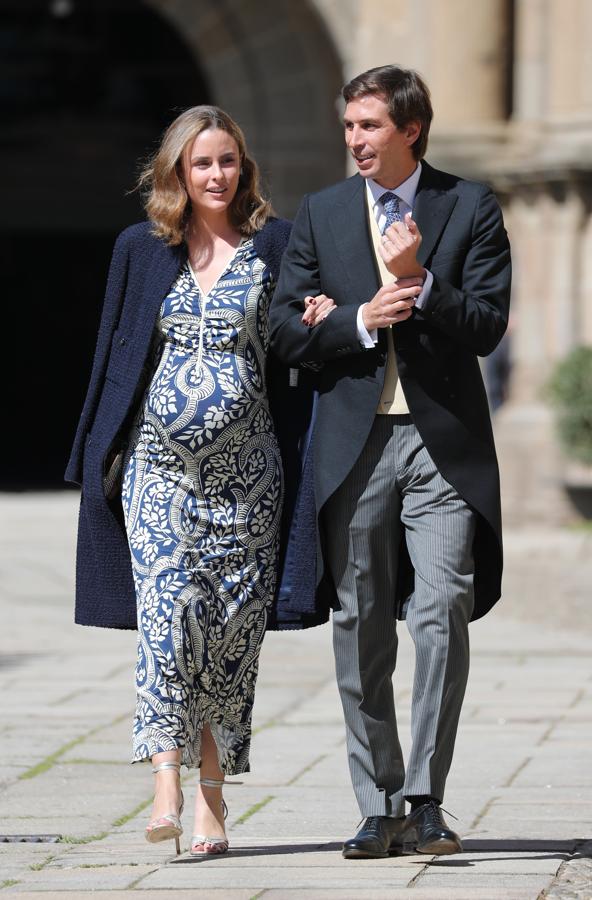 Pascual Sainz de Vicuñas y Gabriela Delgado - Los invitados a la boda de Isabelle Junot y Álvaro Falcó. Lució embarazo con un vestido bicolor ajustado con una pequeña abertura en la falda, escote pronunciado en uve y un fruncido en el pecho al que añadió unas sandalias metalizadas.