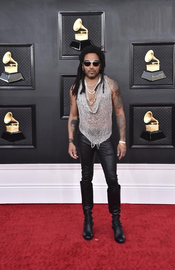 Lenny Kravitz - Alfombra roja de los Grammy 2022. Lució unos pantalones de cuero negros con un top de lentejuelas plateado con transparencias.