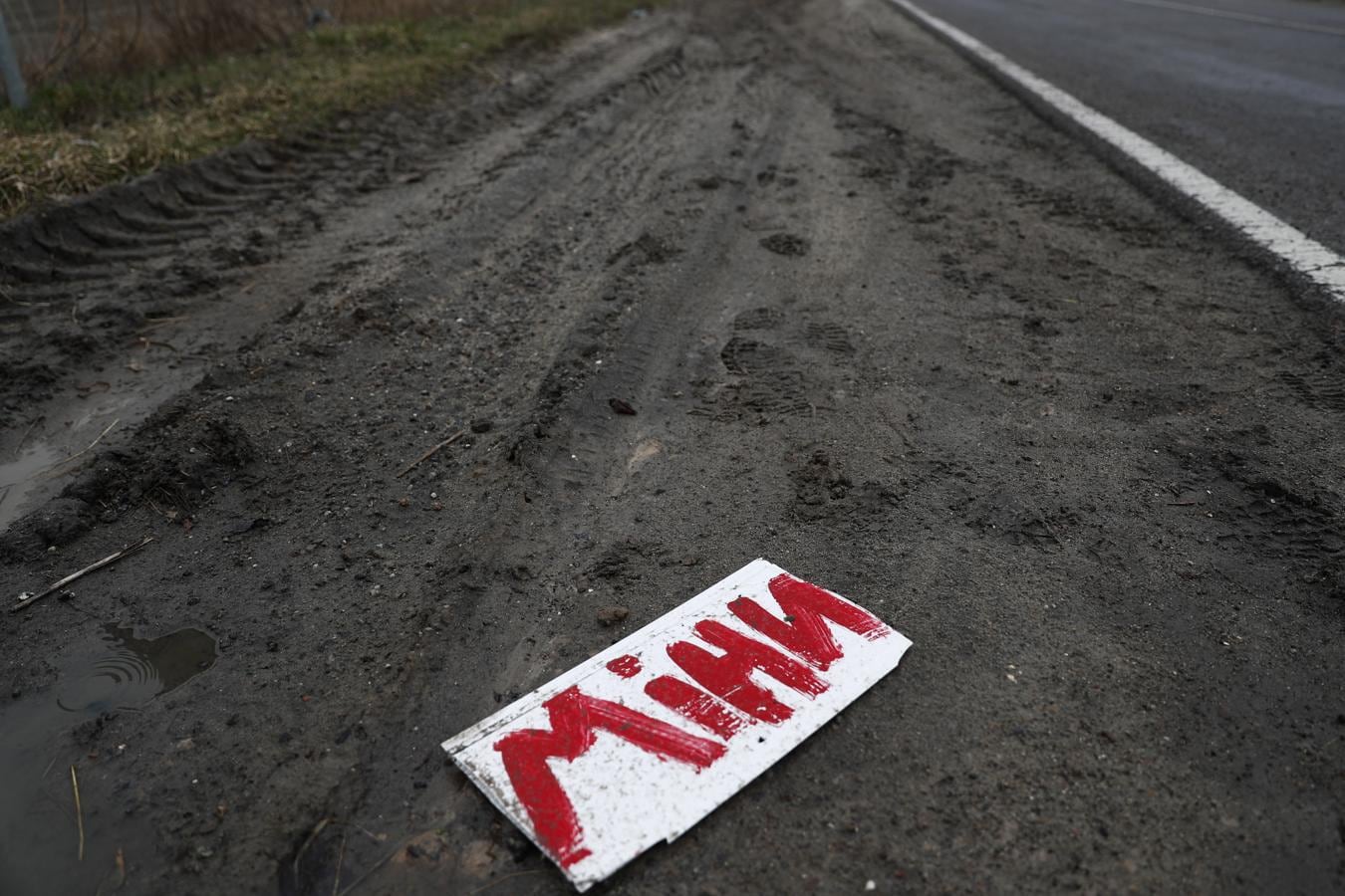 Una señal en ucraniano advierte de la presencia de minas en las inmediaciones de una población. 