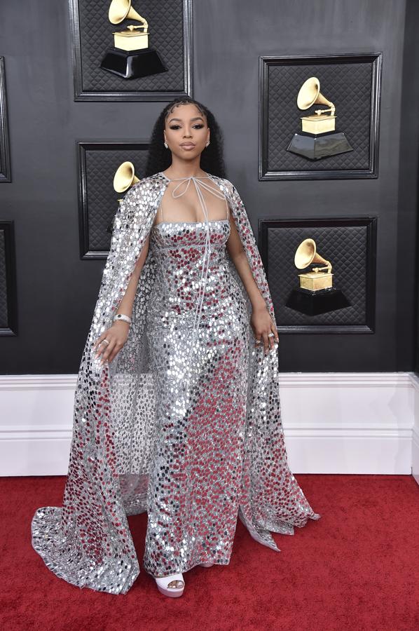 Chloe Bailey - Alfombra roja de los Grammy 2022. eligió un modelo plateado con grandes paillettes y una capa que caía con suavidad.