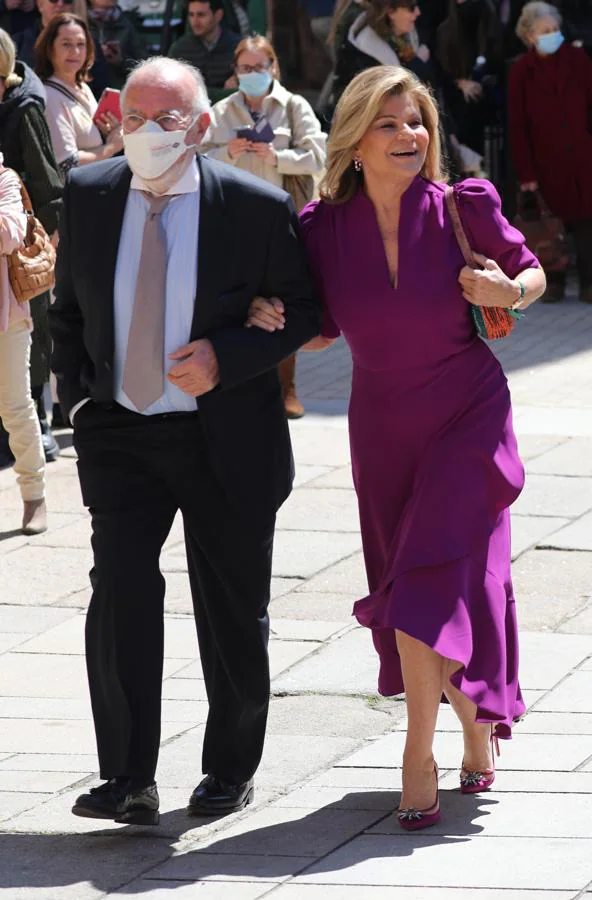 Carlos Goyanes y Cari Lapique - Los invitados a la boda de Isabelle Junot y Álvaro Falcó. Lució un vestido púrpura cuya falda incluía un gran volante asimétrico, mangas farol y escote lágrima.