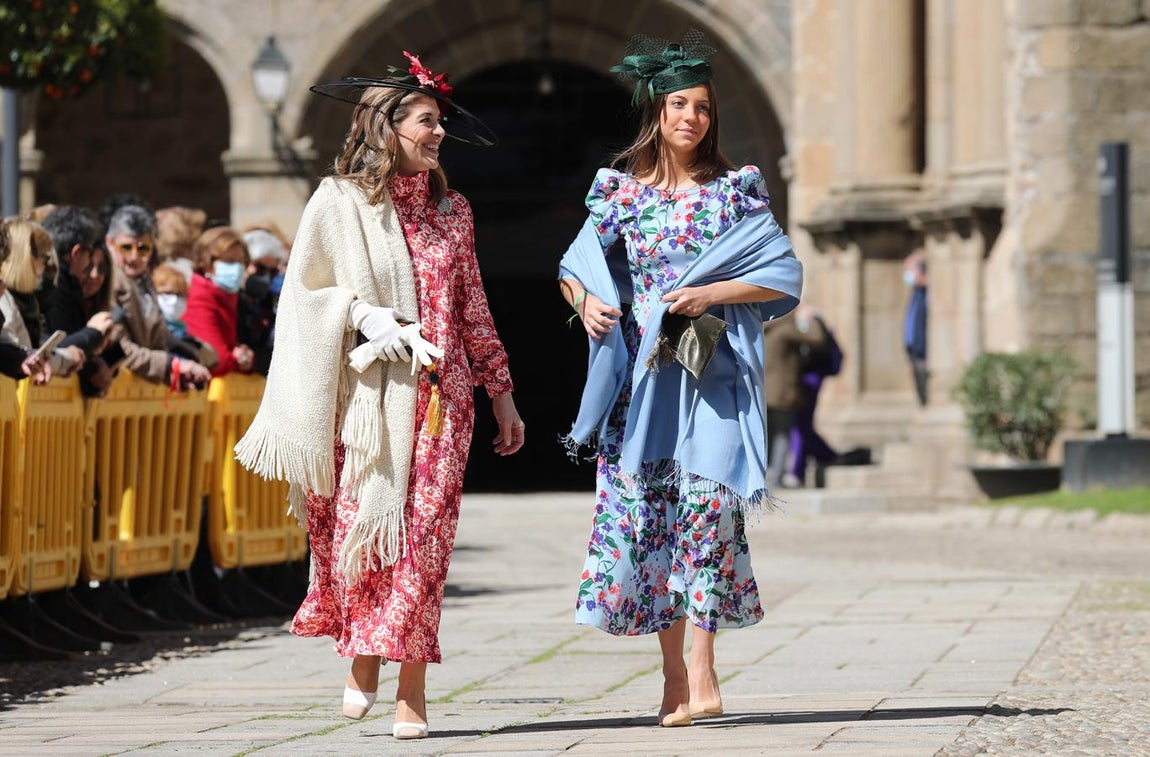 Sandra Falcó y su hija Camila - Los invitados a la boda de Isabelle Junot y Álvaro Falcó. Madre e hija se decantaron por vestidos fluidos con estampados de flores, salones beige y como accesorios un fular y un tocado cada una.