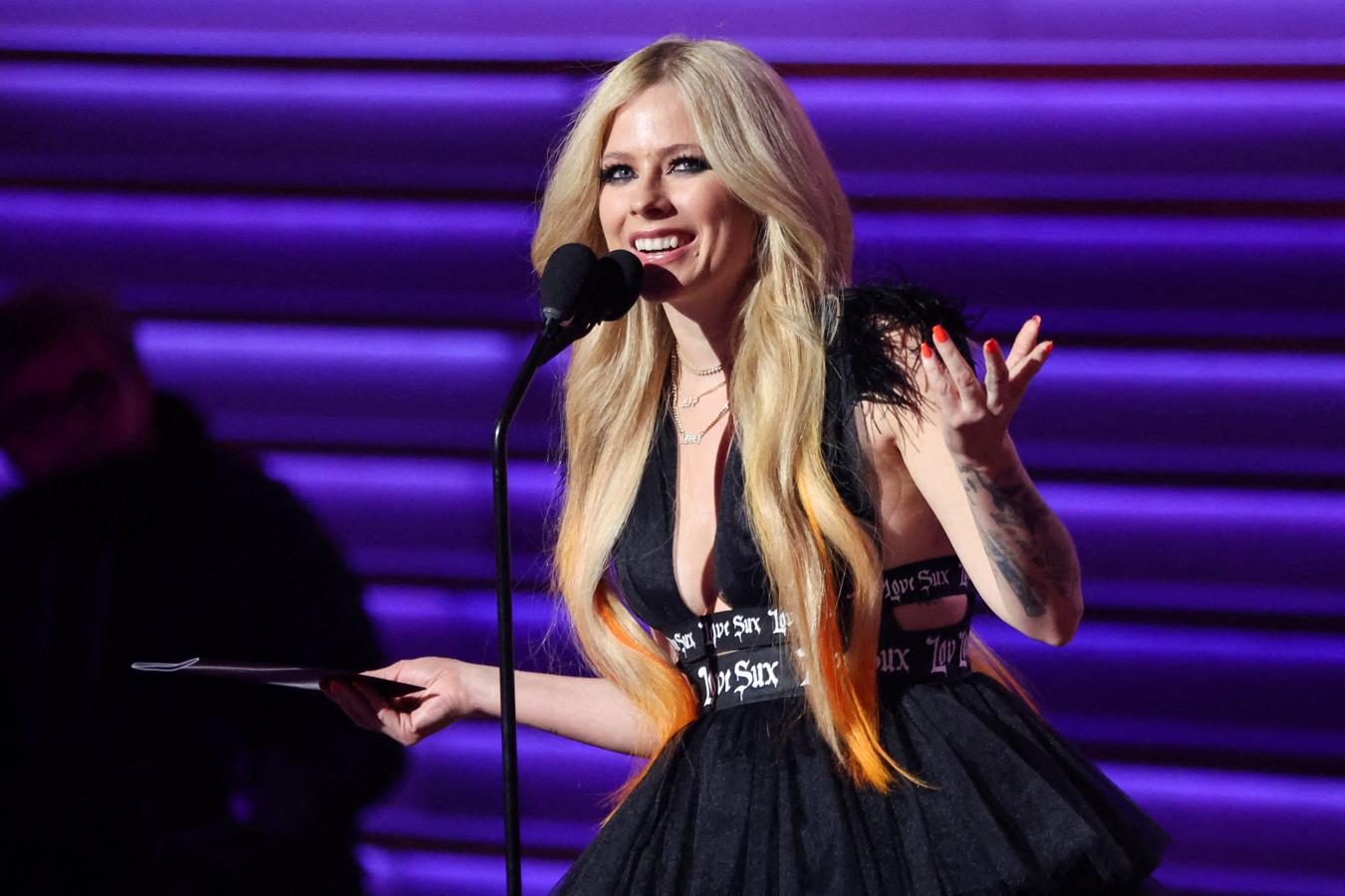 Avril Lavigne entregó un premio en esta 64 edición de los Grammy. 