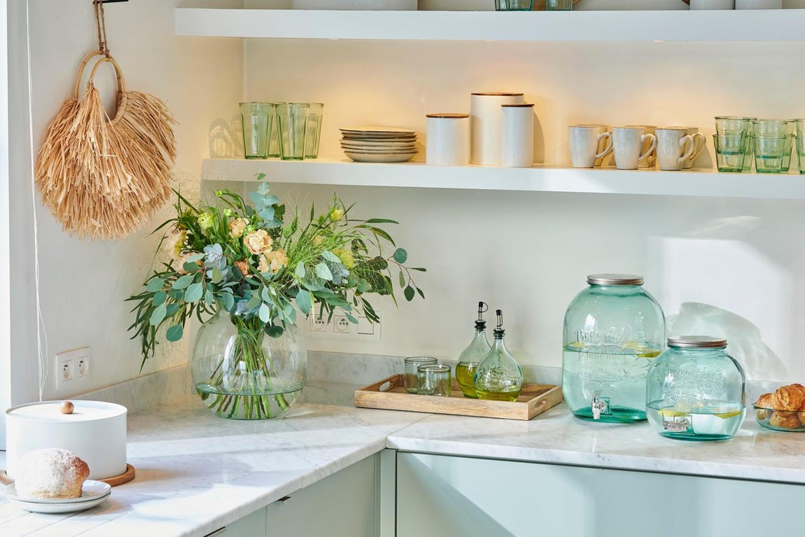 10. Objetos de cristal. Jarrones, damajuanas, botellas o garrafas forman parte de la decoración de una casa de campo. Transparentes o de colores, cumplen tanto una función decorativa como práctica. El florero Floral (29 cm de diámetro) y el bidón con grifo de Casa valen 24,95 € y 19,95, respectivamente.