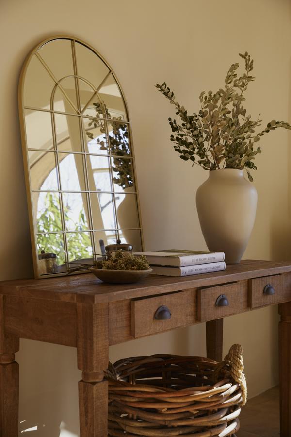 1. Consola de madera. La consola Elea de Westwing (399 €) es un clásico que no puede faltar en la entrada de una casa de campo. Realizada en madera de mango, con tres cajones y tiradores de concha de hierro envejecido brinda la mejor y más cálida bienvenida y resulta muy práctica para dejar las llaves y el móvil.