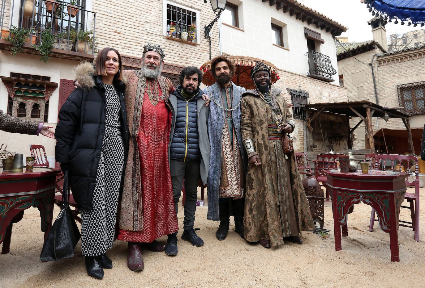 La directora general de Turismo, Ana Isabel Fernández, con los tres Reyes Magos. Karra Elejalde, David Verdaguer y Matías Janick, y el director Paco Caballero. 