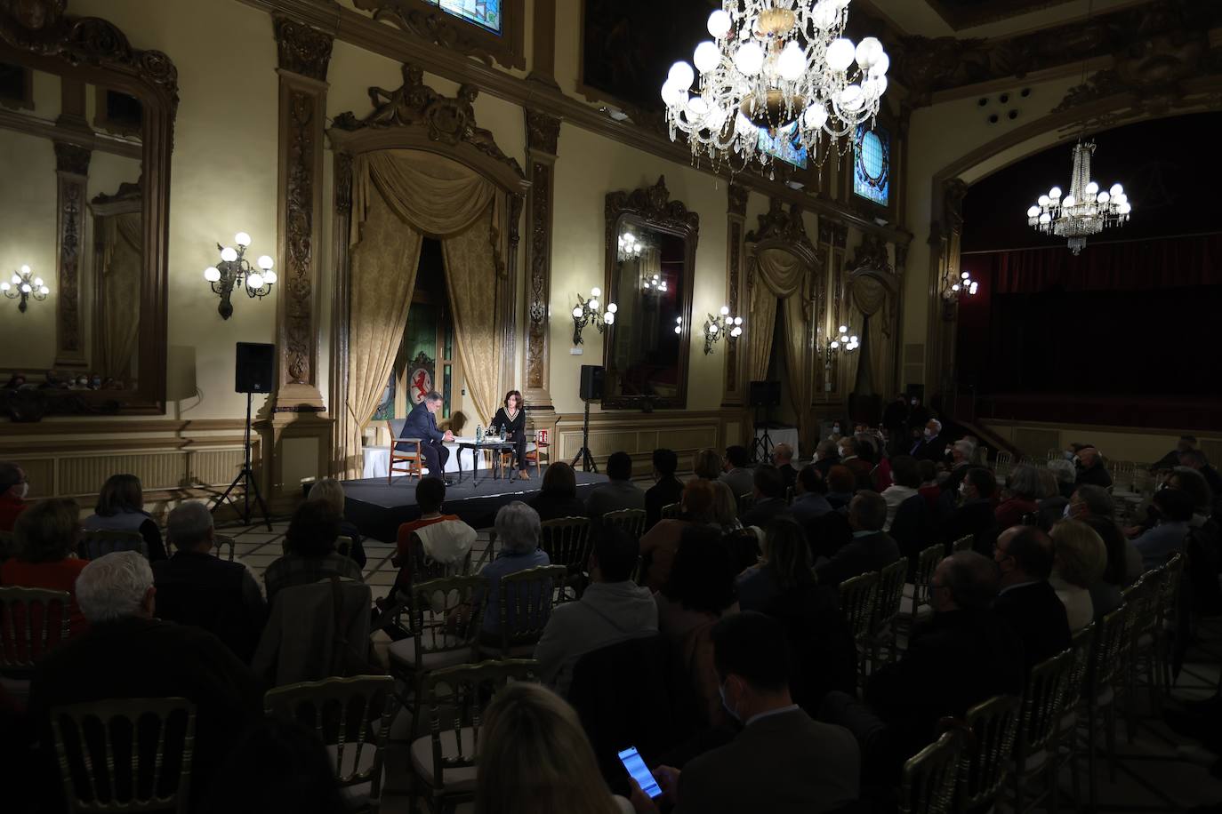 La presencia de Paloma Sánchez-Garnica en el Foro Cultural de ABC Córdoba, en imágenes