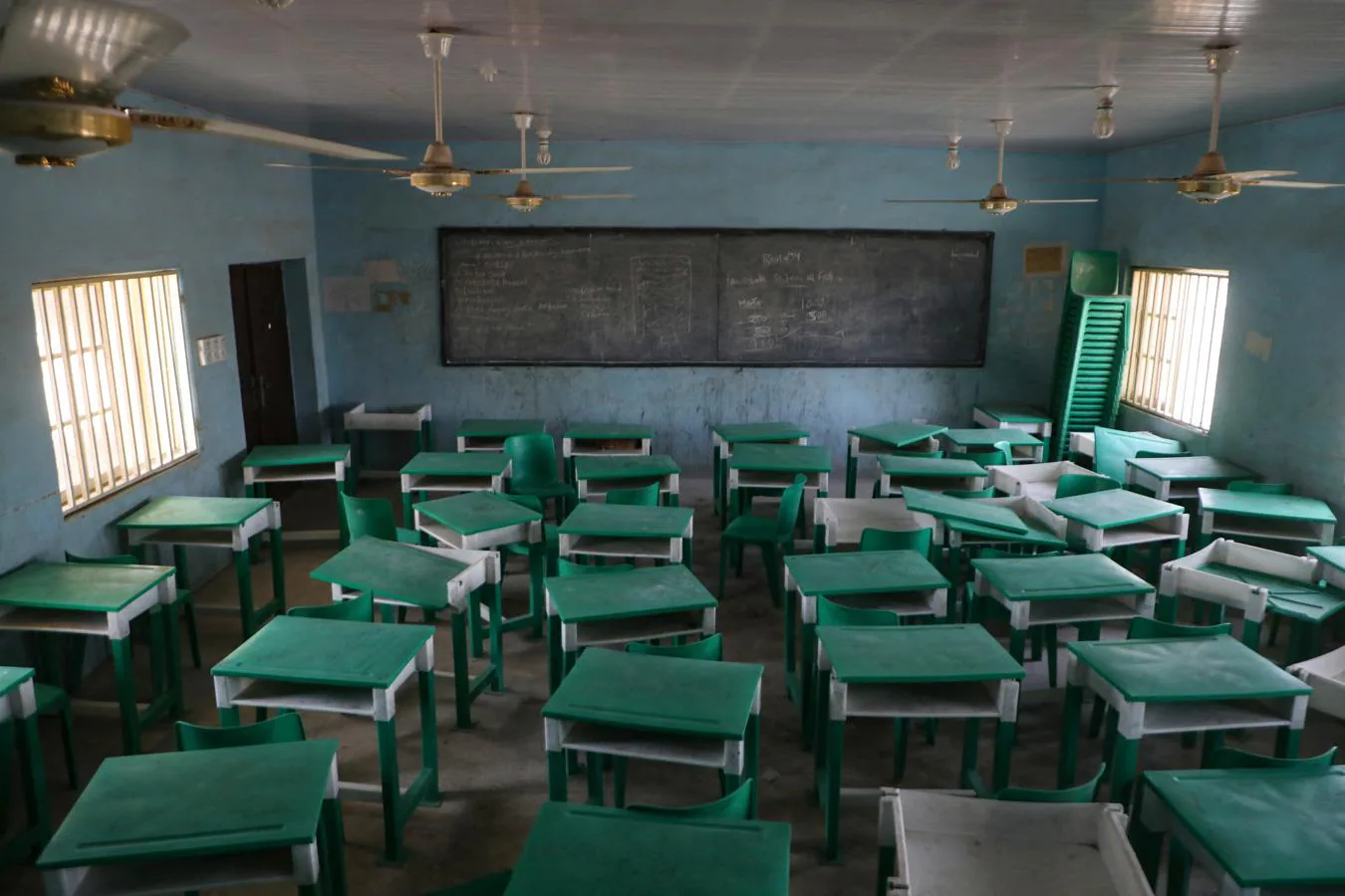 Miedo de ir a la escuela. Un aula desierta en la Escuela Secundaria Femenina del Gobierno, en Jangebe, Estado de Zamfara, noroeste de Nigeria, el 27 de febrero de 2021. Los secuestros de estudiantes por parte de grupos islamistas y bandas armadas siguen afectando a las escuelas de Nigeria. Según el presidente nigeriano, Muhammadu Buhari, más de 12 millones de niños -en particular niñas- están traumatizados y temen ir a la escuela.