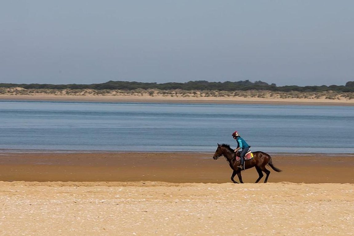 En imágenes: Así está la playa de Sanlúcar días antes del comienzo de la Semana Santa