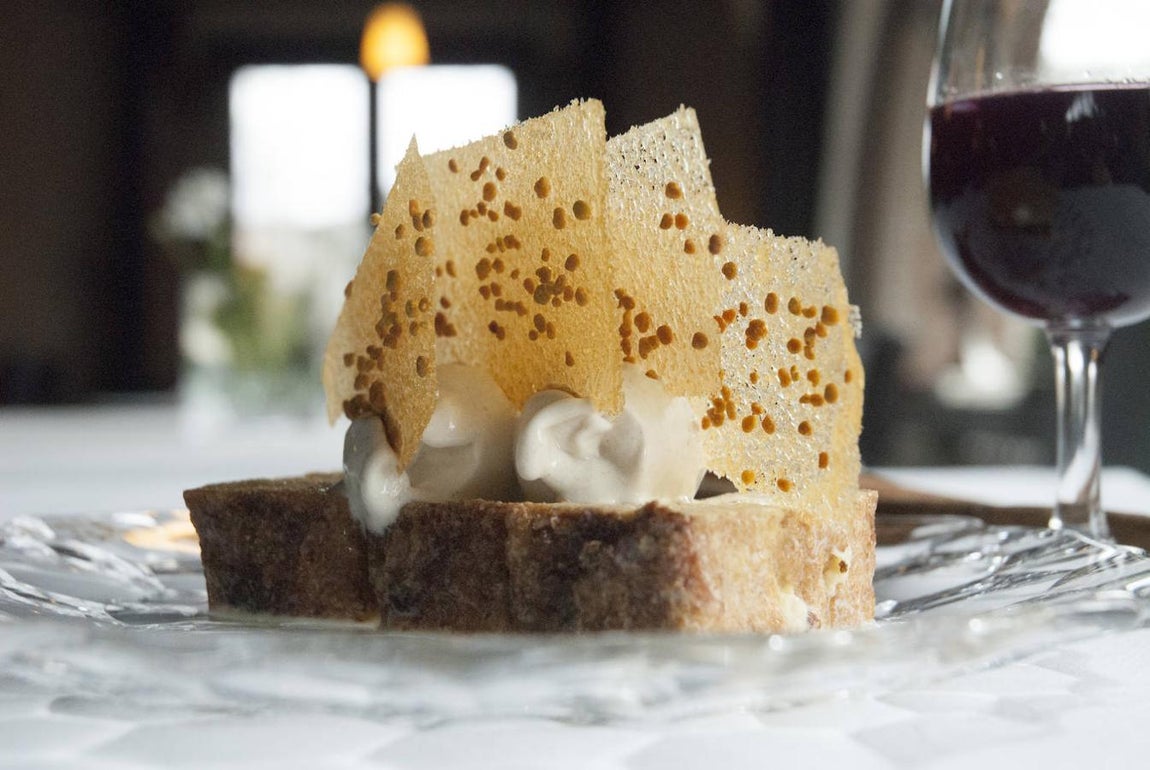 13. Quinta da Auga Relais &amp; Châteaux: Torrija de pan de nueces y pasas. Paseo de Amaia, 23 B. Santiago de Compostela. 981 534 636