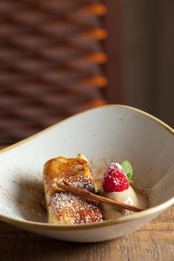 14. Rocacho: torrija de pan de leche con helado de turrón. Padre Damián, 38. Madrid. Teléfono: 91 421 97 70. Cuenta con delivery y take away.