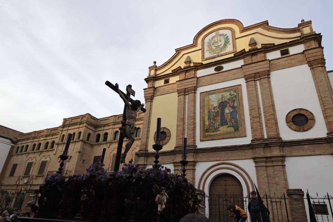 La hermandad de Pasión y Muerte saliendo de la iglesia de los Salesianos de Triana. JUAN FLORES