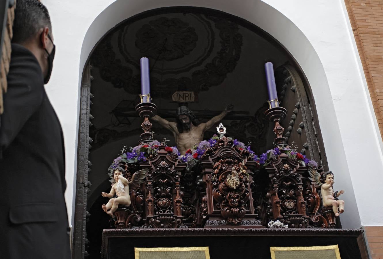 La hermandad de Pasión y Muerte saliendo de la iglesia de los Salesianos de Triana. JUAN FLORES