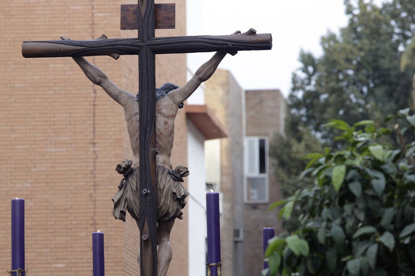 La hermandad de Pasión y Muerte saliendo de la iglesia de los Salesianos de Triana. JUAN FLORES