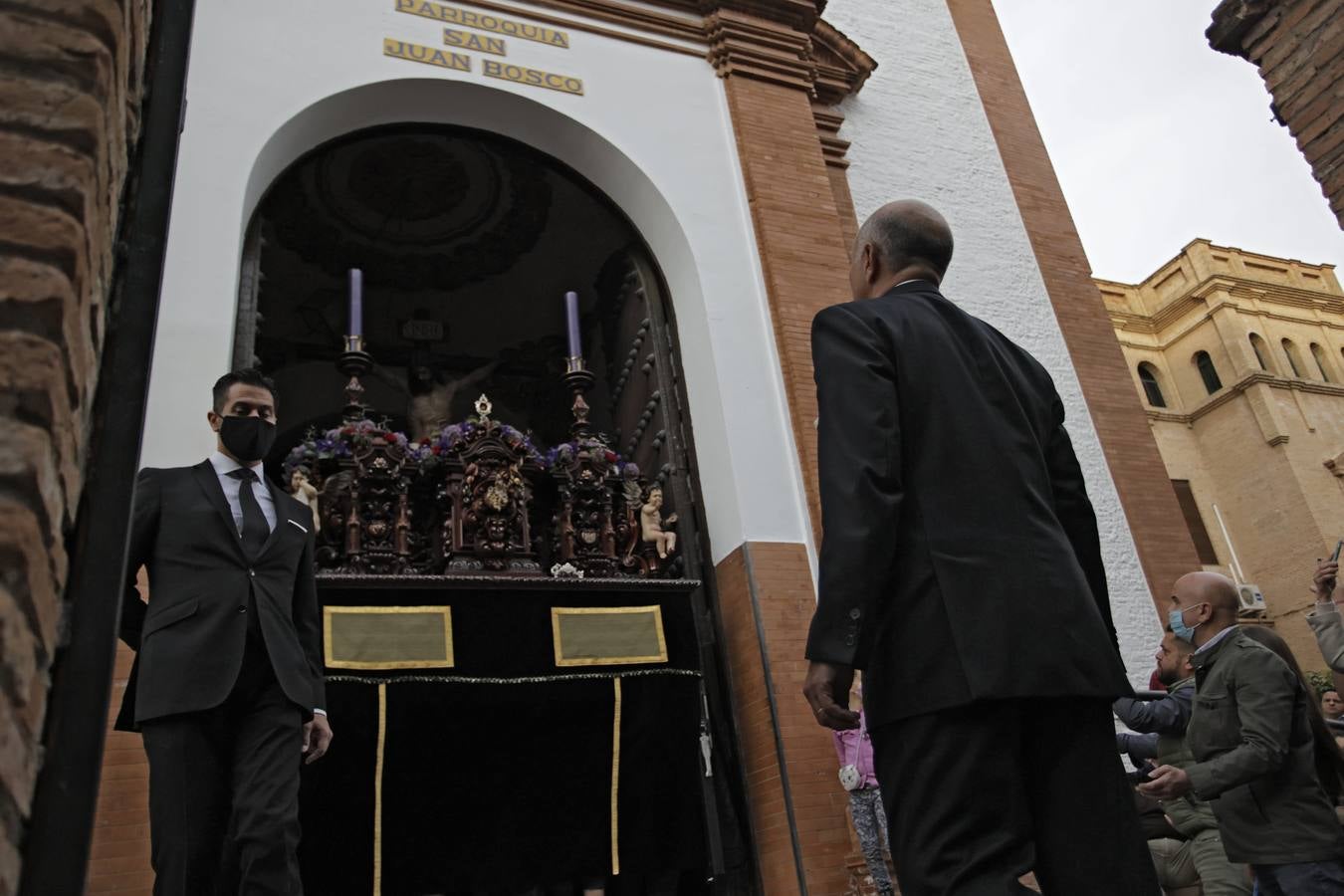 La hermandad de Pasión y Muerte saliendo de la iglesia de los Salesianos de Triana. JUAN FLORES