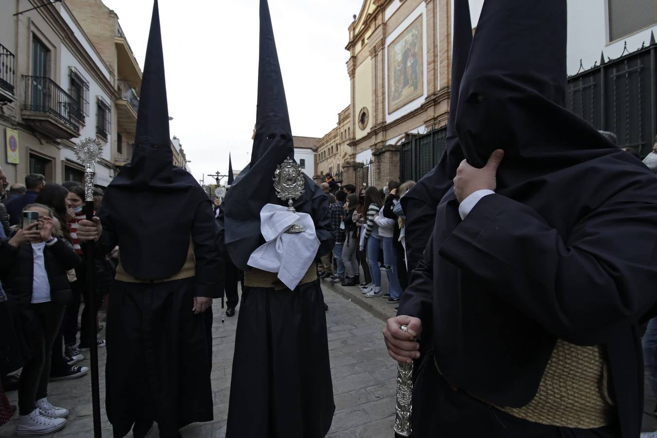 La hermandad de Pasión y Muerte saliendo de la iglesia de los Salesianos de Triana. JUAN FLORES