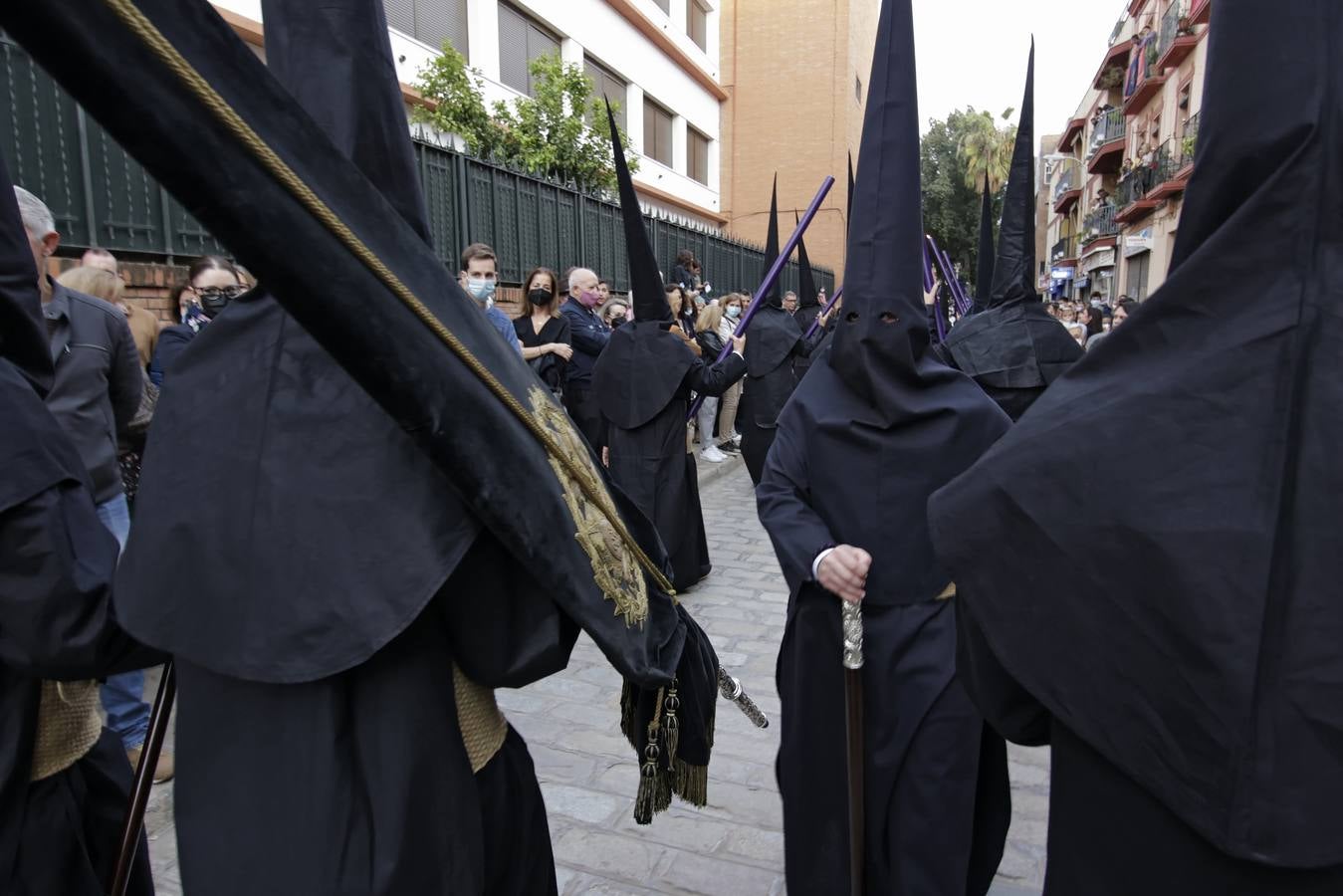 La hermandad de Pasión y Muerte saliendo de la iglesia de los Salesianos de Triana. JUAN FLORES