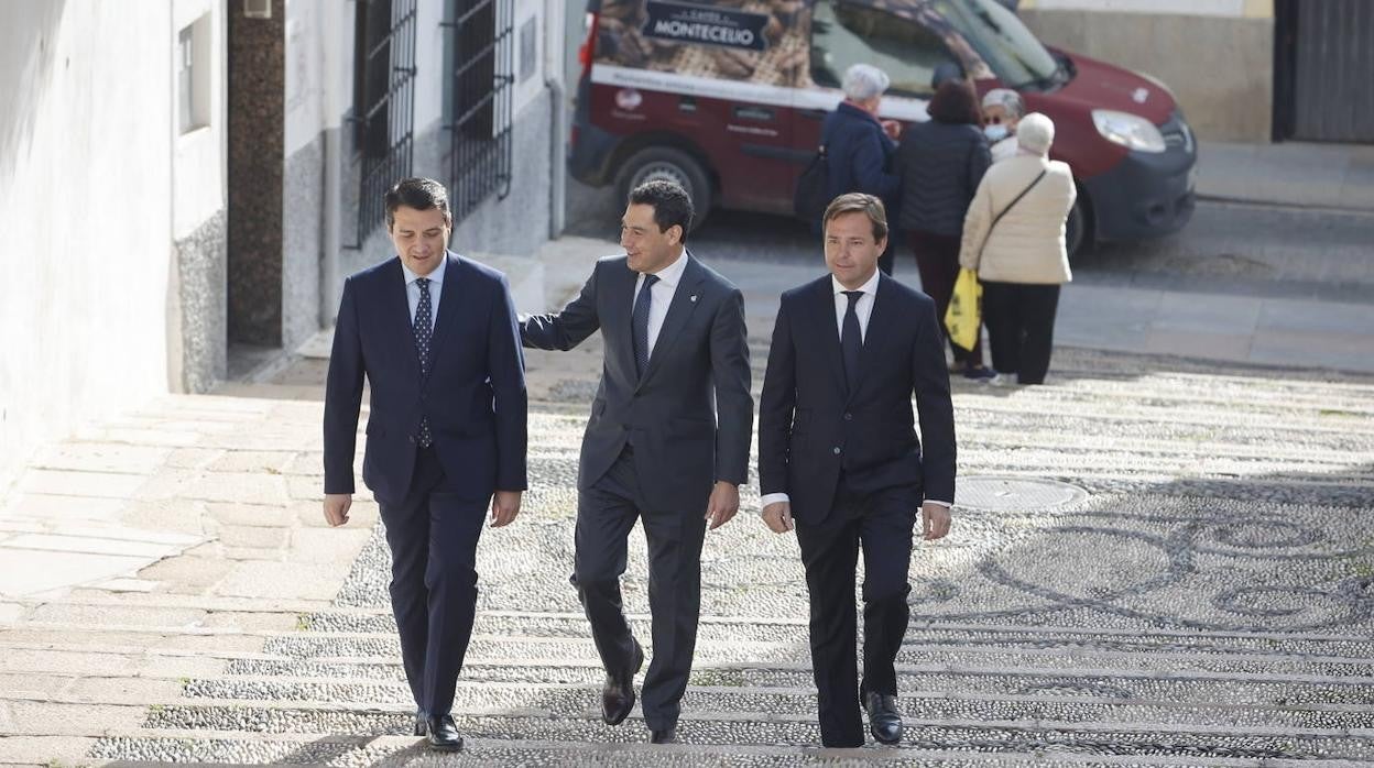 En imágenes, el presidente de la Junta en la misa del Viernes de Dolores en Córdoba