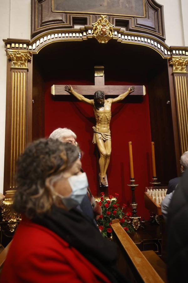 En imágenes, el presidente de la Junta en la misa del Viernes de Dolores en Córdoba