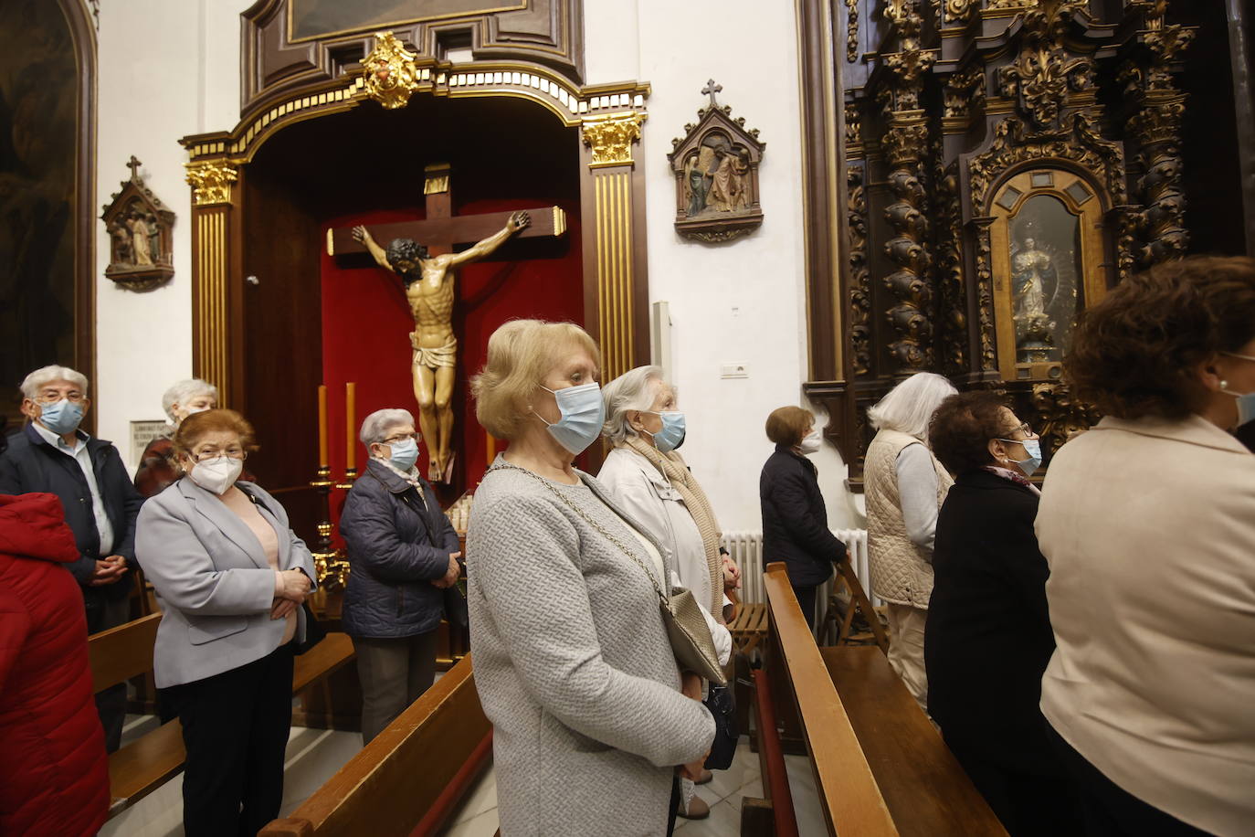 En imágenes, el presidente de la Junta en la misa del Viernes de Dolores en Córdoba