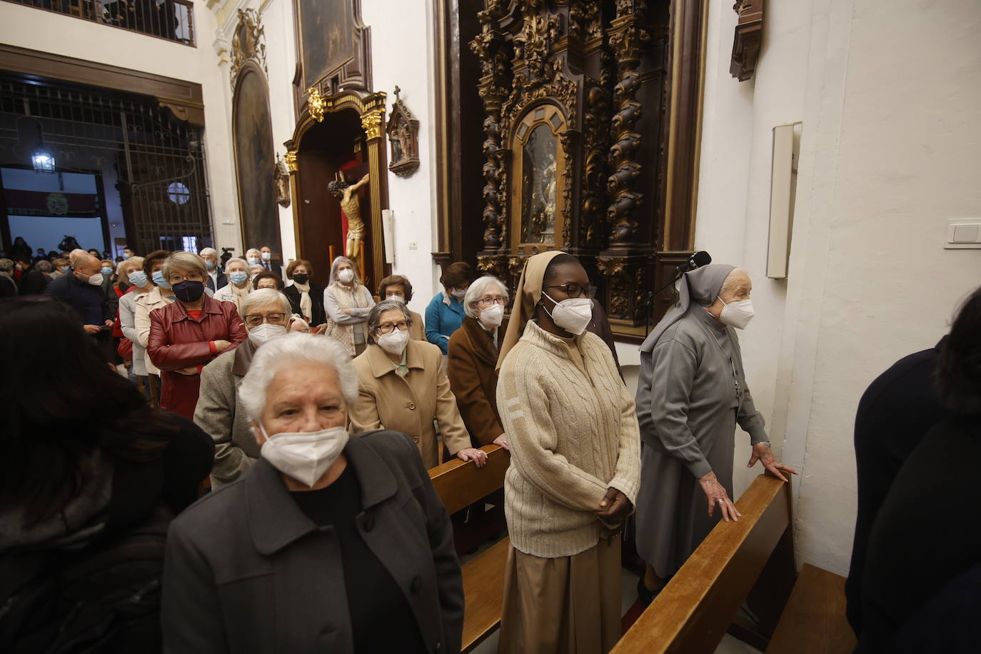 En imágenes, el presidente de la Junta en la misa del Viernes de Dolores en Córdoba