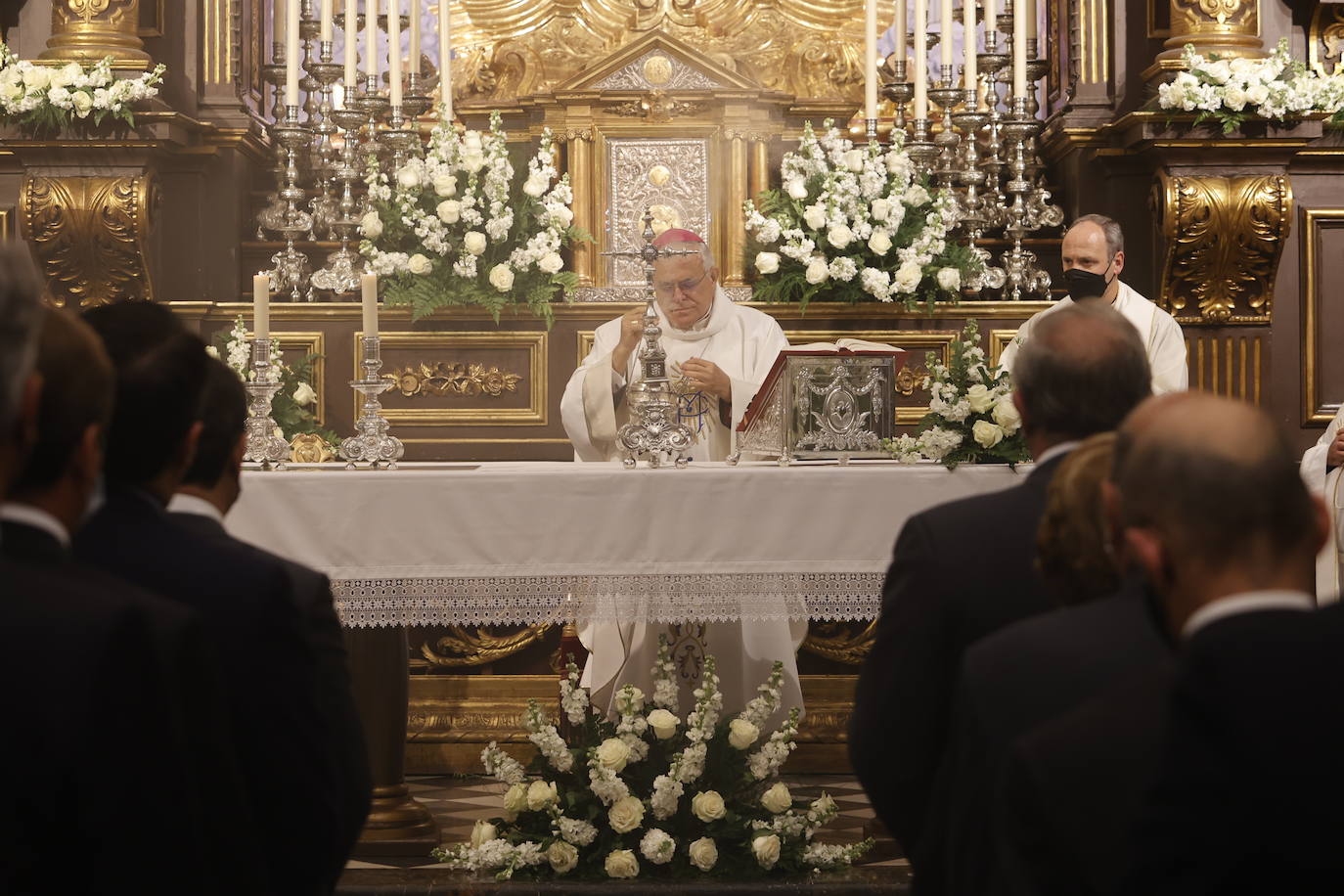 En imágenes, el presidente de la Junta en la misa del Viernes de Dolores en Córdoba