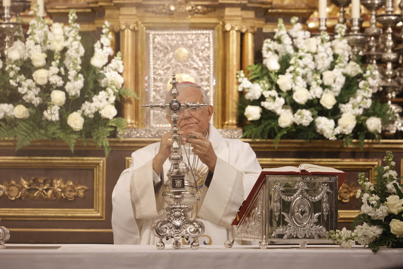 En imágenes, el presidente de la Junta en la misa del Viernes de Dolores en Córdoba