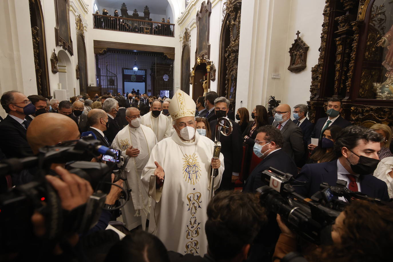 En imágenes, el presidente de la Junta en la misa del Viernes de Dolores en Córdoba