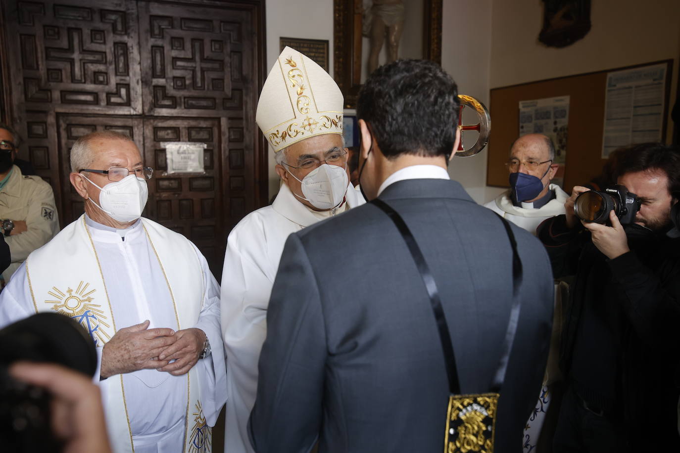 En imágenes, el presidente de la Junta en la misa del Viernes de Dolores en Córdoba