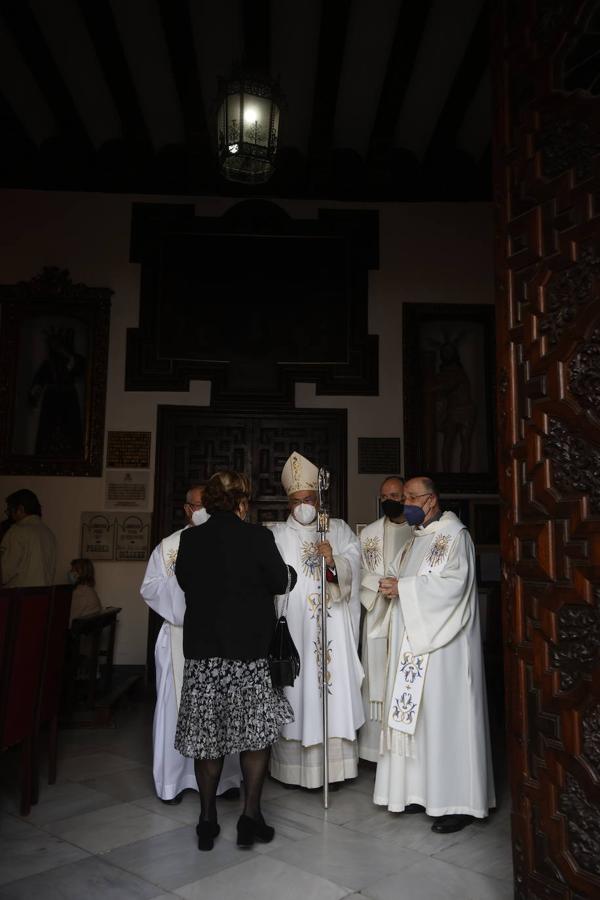 En imágenes, el presidente de la Junta en la misa del Viernes de Dolores en Córdoba