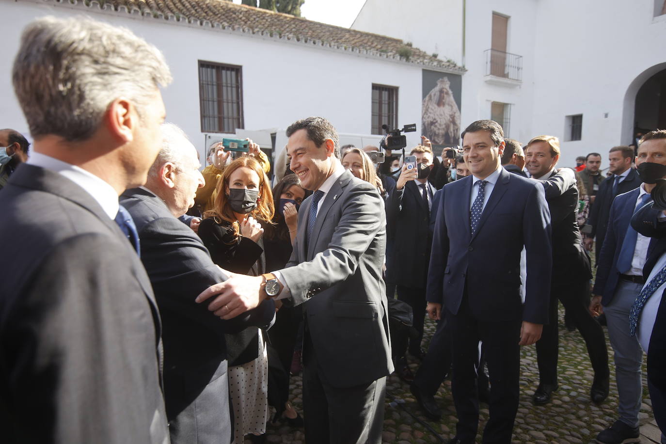 En imágenes, el presidente de la Junta en la misa del Viernes de Dolores en Córdoba