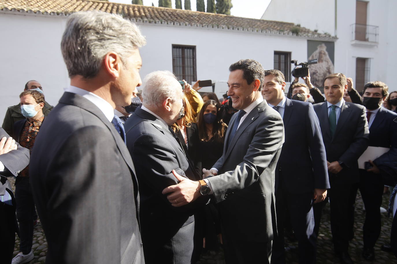 En imágenes, el presidente de la Junta en la misa del Viernes de Dolores en Córdoba