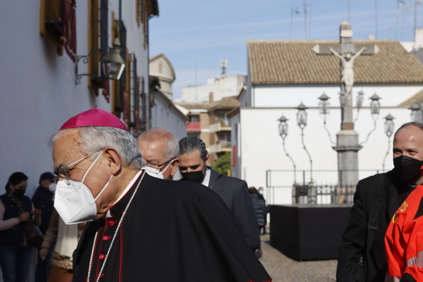 En imágenes, el presidente de la Junta en la misa del Viernes de Dolores en Córdoba