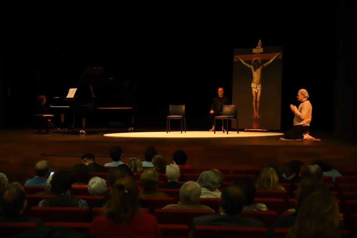 El místico montaje en que Lluis Homar y Adriana Ozores ponen voz a San Juan de la Cruz, imágenes