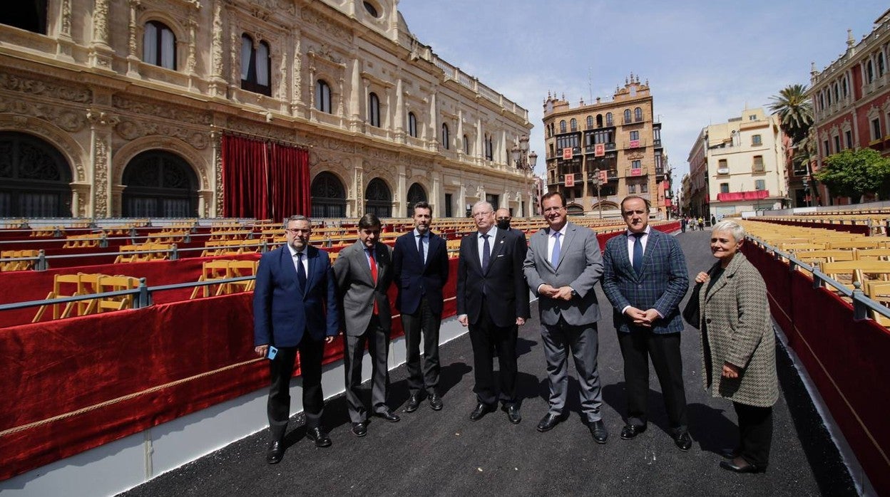 Última revisión de los palcos de Semana Santa de Sevilla