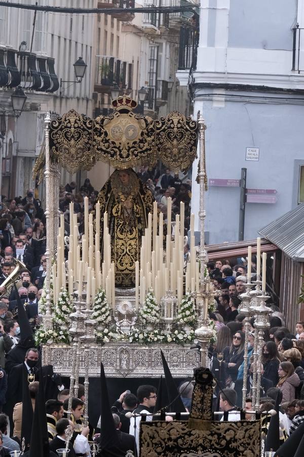 FOTOS: Procesión de Servitas el Viernes de Dolores, en la Semana Santa de Cádiz 2022